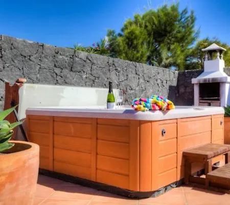 Puerto Del Carmen Sleeps 8 With Pool And Wifi Puerto del Carmen (Lanzarote)