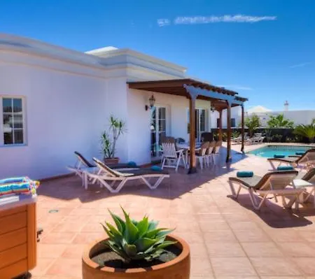 Puerto Del Carmen Sleeps 8 With Pool And Wifi Villa Puerto del Carmen (Lanzarote)