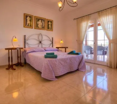 Puerto Del Carmen Sleeps 8 With Pool And Wifi Villa